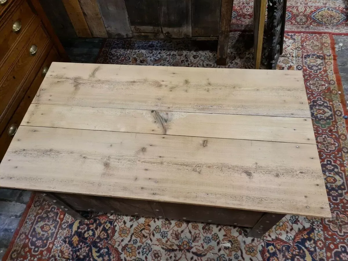 Illustration numéro 3 du produit Table de salon en fer riveté et bois