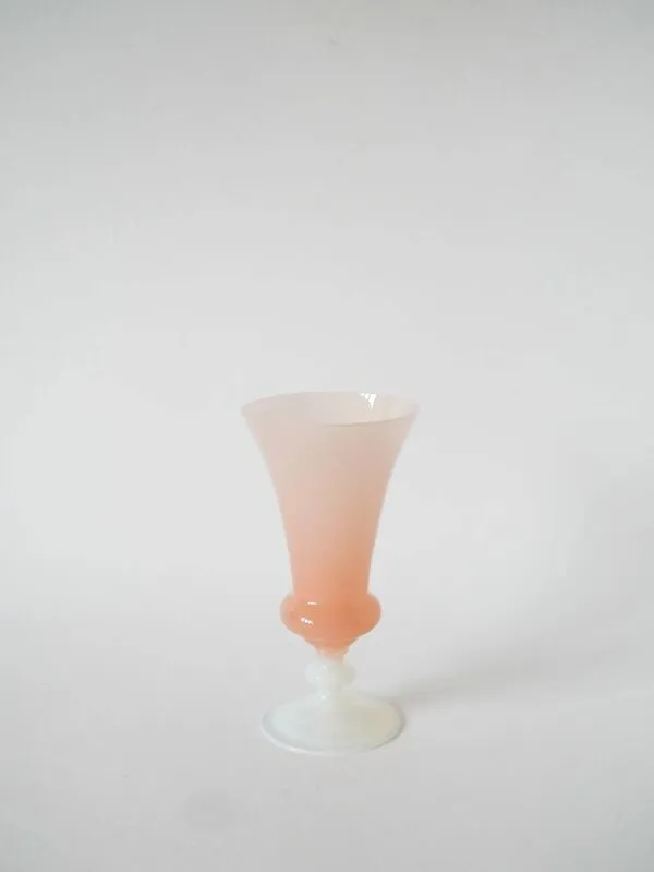 Illustration numéro 3 du produit Vase en opaline, rose à pieds blanc, 1960