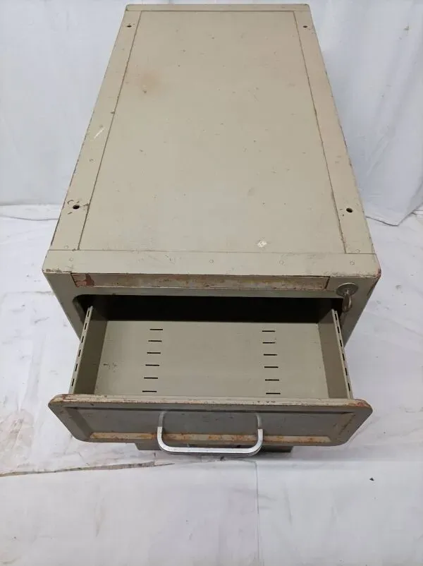 Illustration numéro 3 du produit Ancien casier métallique