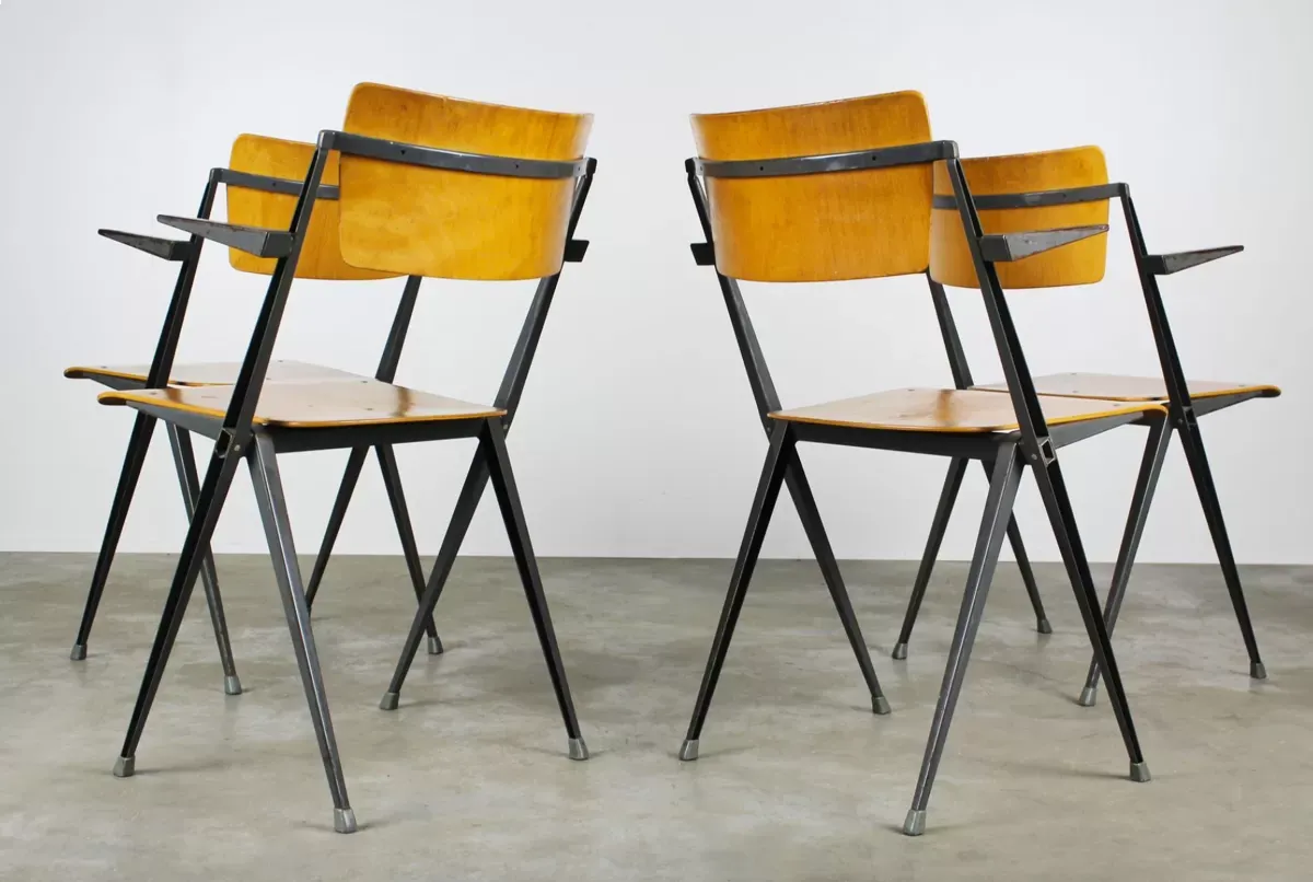 Illustration numéro 3 du produit Chaises Pyramid  vintage avec accoudoirs par Wim Rietveld