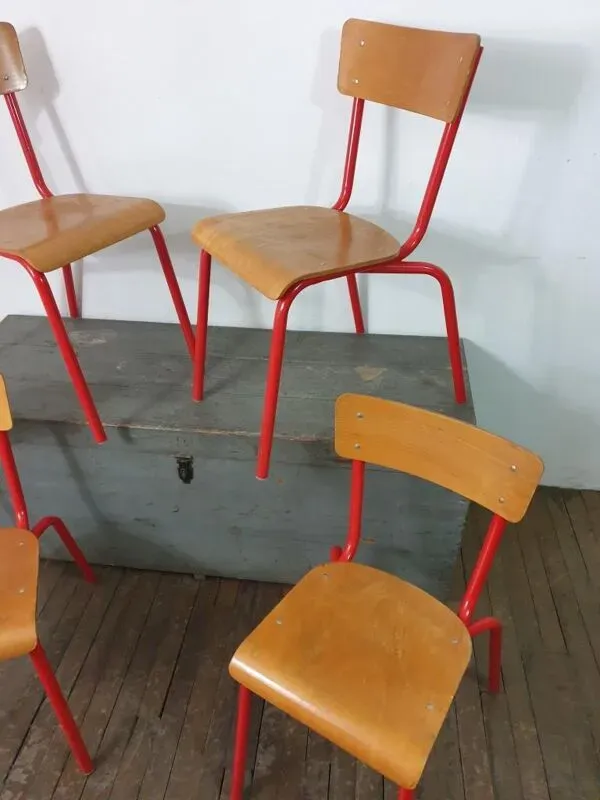 Illustration numéro 3 du produit Chaises d'école