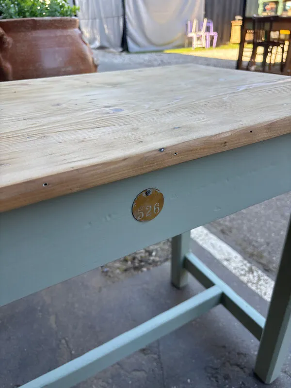 Illustration numéro 3 du produit Petite table d’école