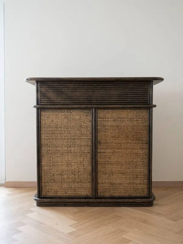 Illustration numéro 3 du produit Meuble bar en bois massif