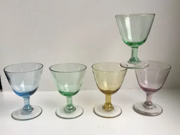 Illustration numéro 3 du produit Ensemble de 5 verres à pieds à liqueur en verre coloré années 70