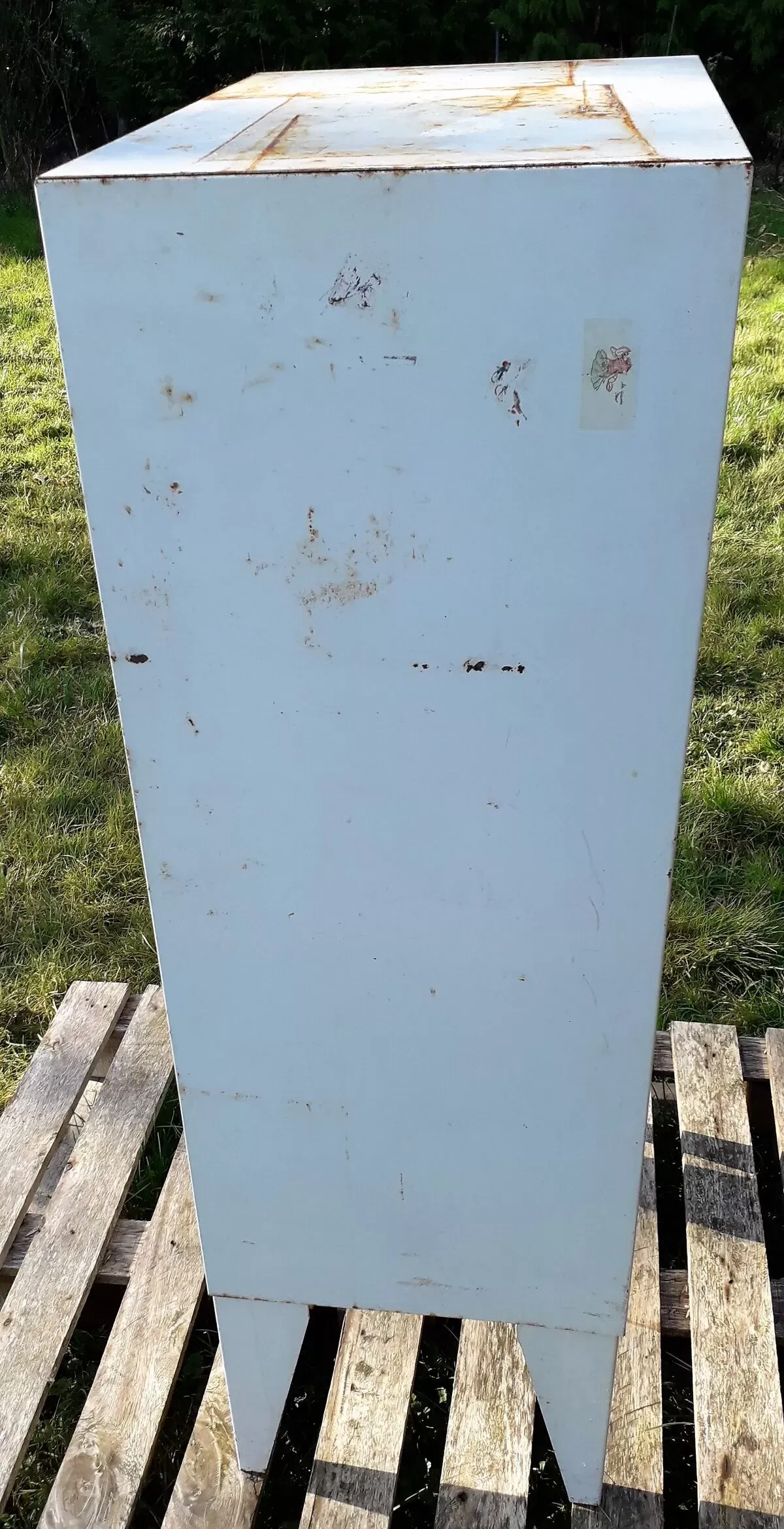 Illustration numéro 3 du produit Meuble industriel de rangement en métal