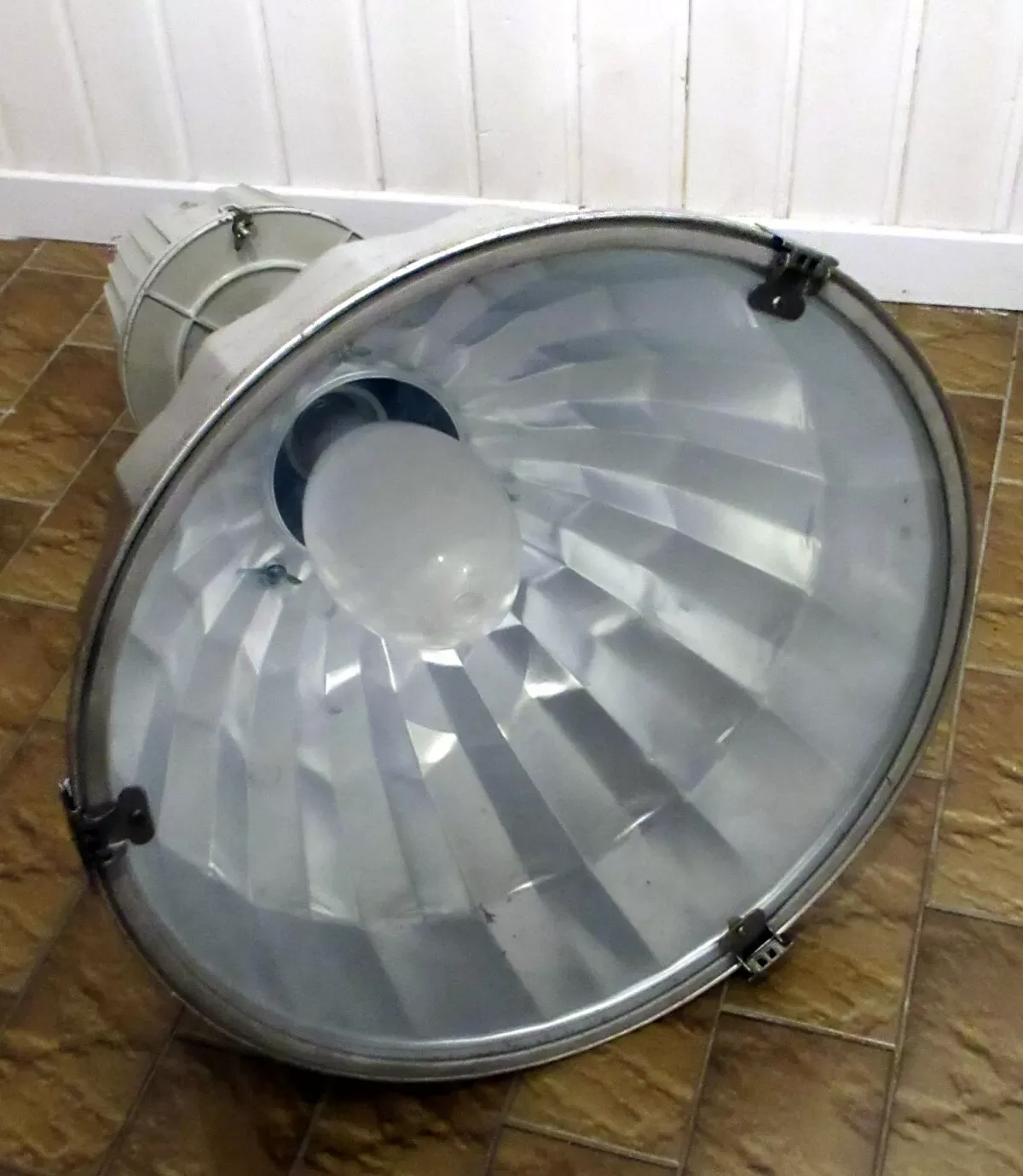 Illustration numéro 3 du produit Paire de luminaires industriels