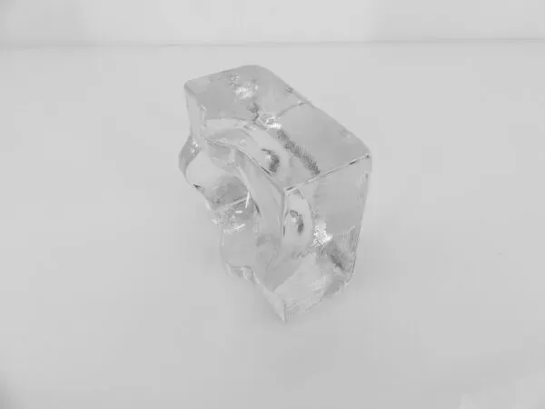 Illustration numéro 3 du produit Cendrier sculptural en verre clair, modèle Puzzle, design Bertil Vallien, B