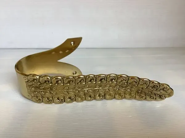 Illustration numéro 3 du produit Grande patère en laiton travaillé