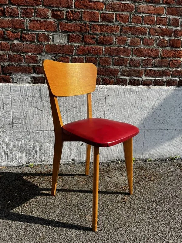 Illustration numéro 3 du produit 4 chaises bistrot vintage en bois et skaï rouge, pieds compas