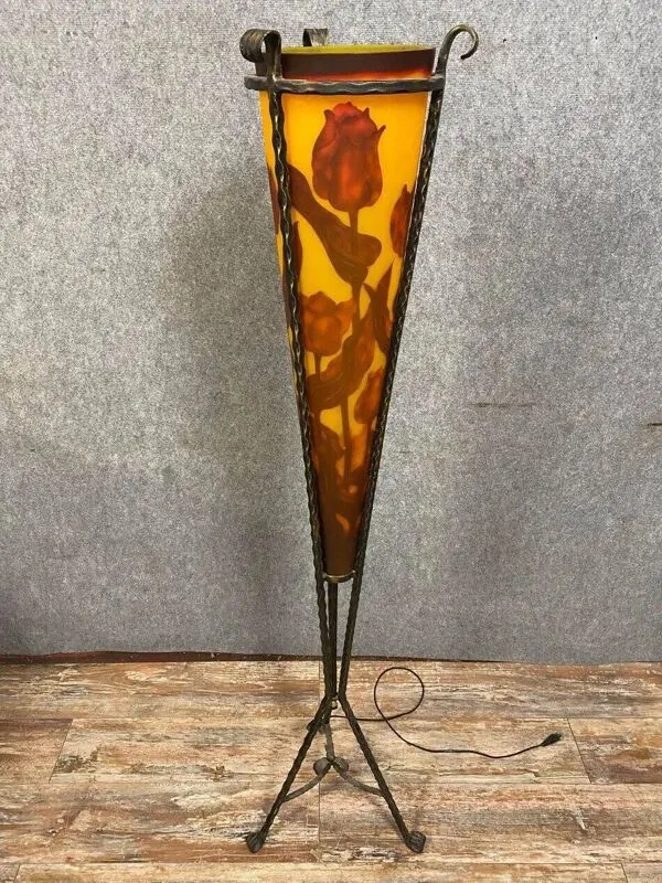 Illustration numéro 3 du produit lampadaire Art Nouveau en fer forgé et pâte de verre