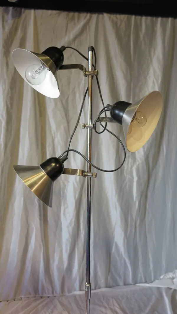 Illustration numéro 3 du produit Lampadaire chromé 3 lampes réglables