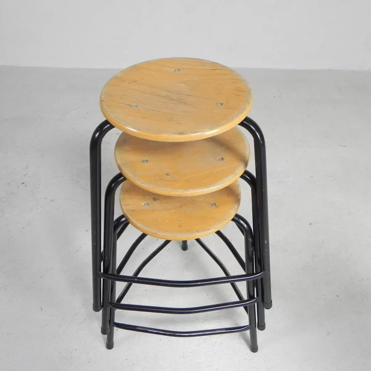 Illustration numéro 3 du produit Industrial stackable stool, 59 cm high