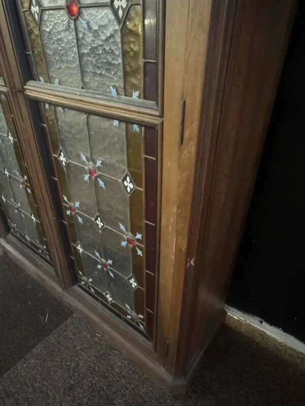 Illustration numéro 3 du produit Vitrine ancienne de presbytère – vitraux émaillés, inspiration religieuse