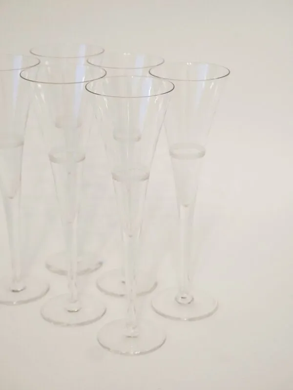 Illustration numéro 3 du produit Ensemble de 6 flûtes à champagne en cristal gravé, Fait Main, 1960