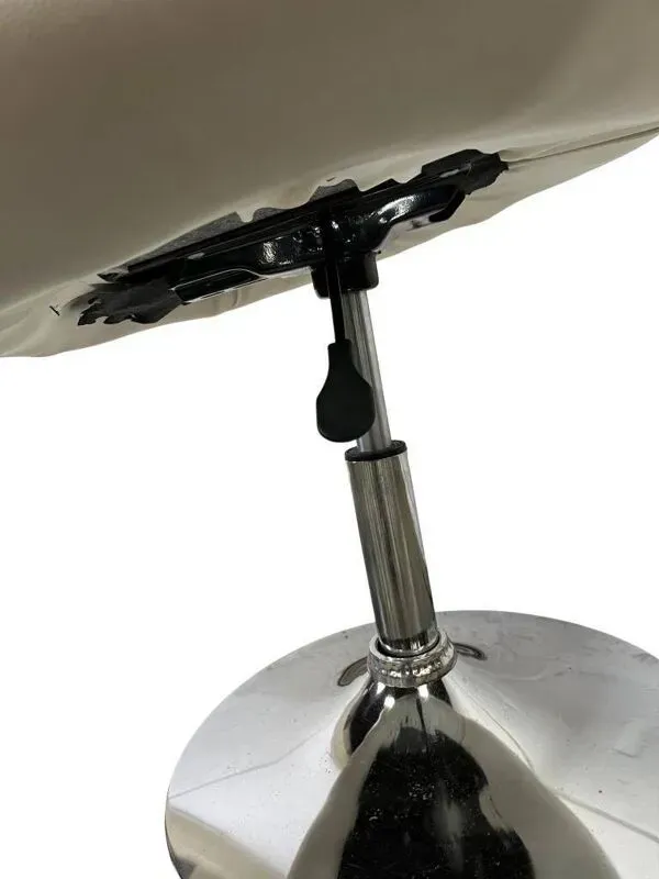 Illustration numéro 3 du produit Chaise coque vintage blanc et rouge / fauteuil lounge / chaise de bureau