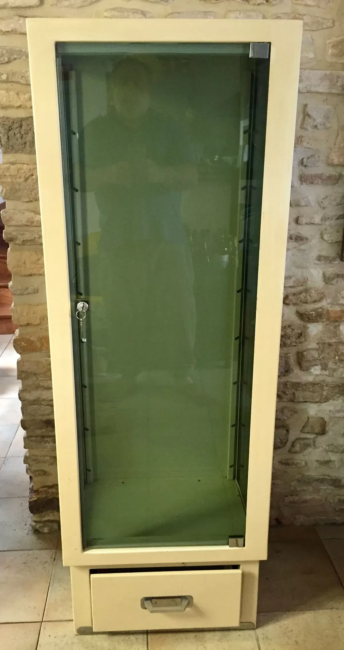 Illustration numéro 3 du produit Armoire metallique vintage