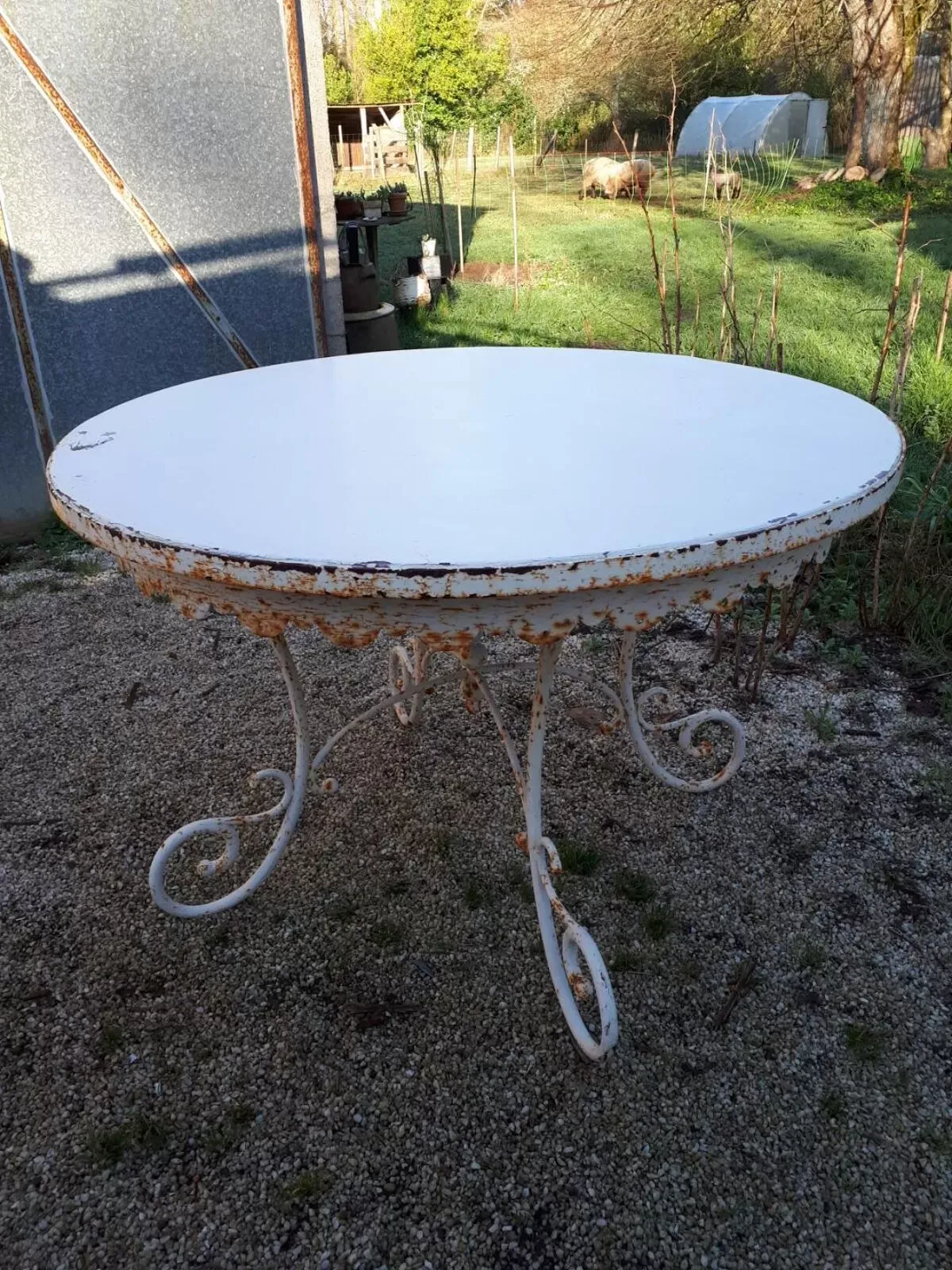 Illustration numéro 3 du produit Ancienne table de présentation