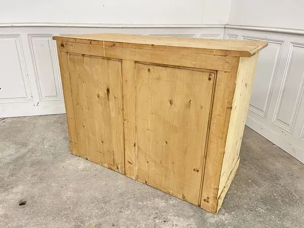 Illustration numéro 3 du produit Commode en sapin 1940 à porte-étiquettes