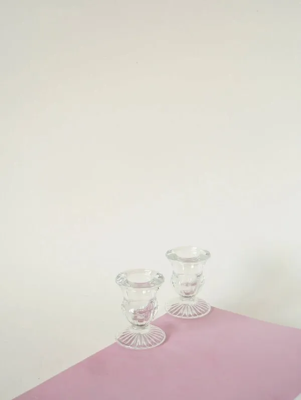 Illustration numéro 3 du produit Paire de petits bougeoirs en verre moulé, 1950