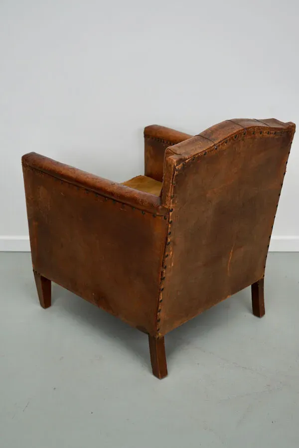 Illustration numéro 3 du produit Fauteuil club en cuir cognac à dossier boutonné