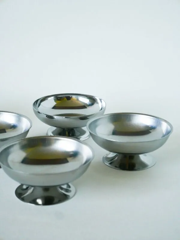 Illustration numéro 3 du produit Lot de 5 coupes à glace en inox, pieds large, Design, 1970 - 4 X 9 cm
