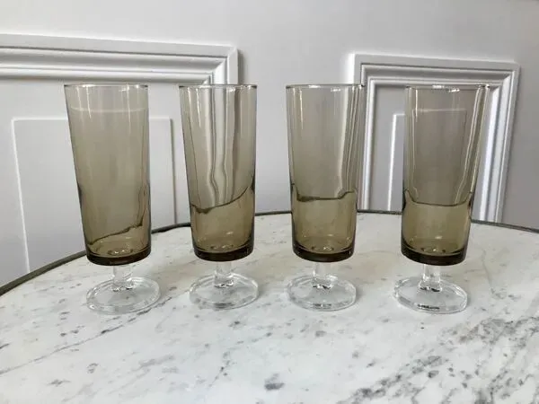Illustration numéro 3 du produit Lot de 4 flûtes à champagne en verre fumé années 70
