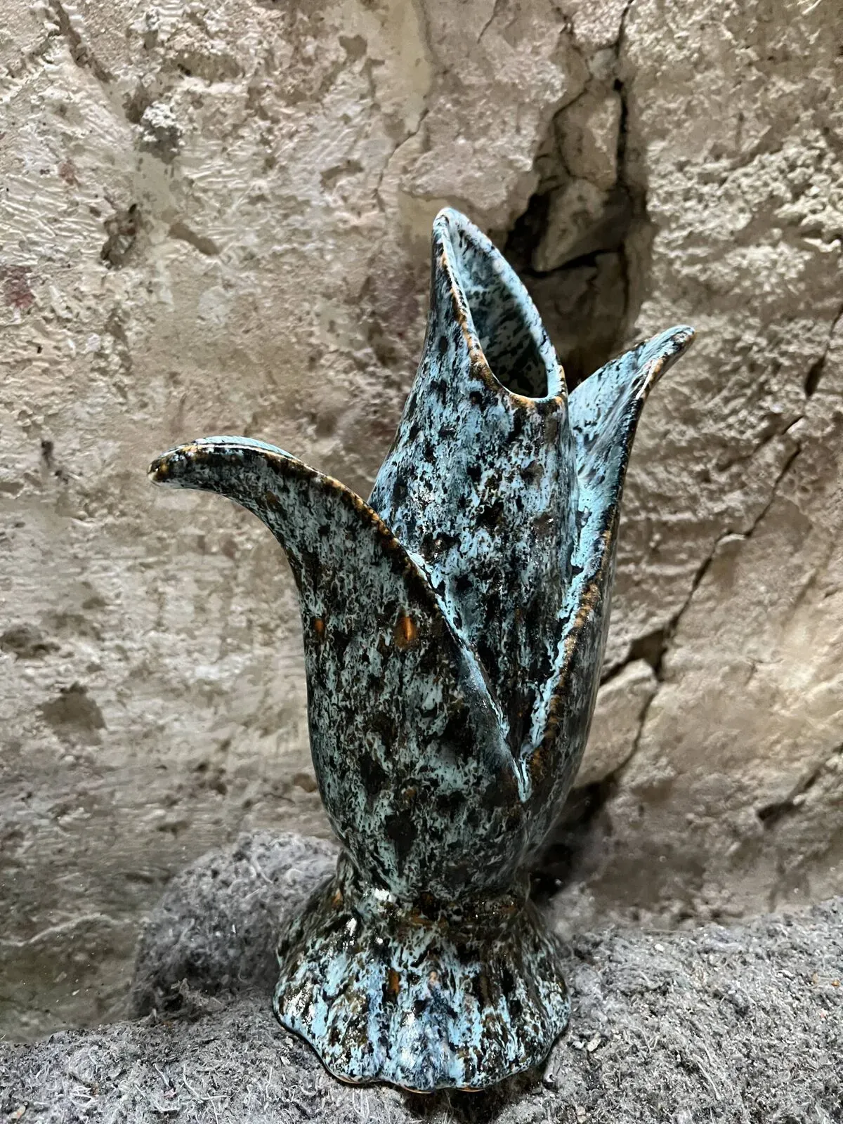 Illustration numéro 3 du produit Vase tulipe vintage en céramique émaillée bleu-vert, forme florale stylisée