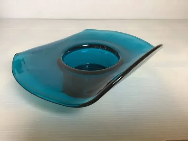 Illustration numéro 3 du produit Bougeoir tordu en verre bleu