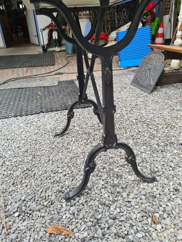 Illustration numéro 3 du produit Table de café en fonte et dessus marbre