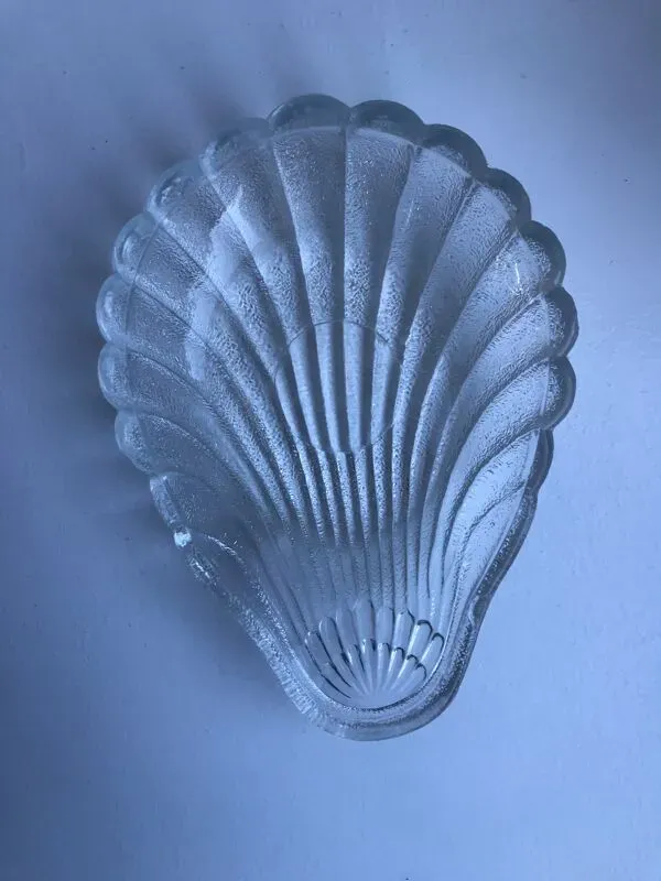 Illustration numéro 3 du produit Vide-poche coquillage en verre années 70