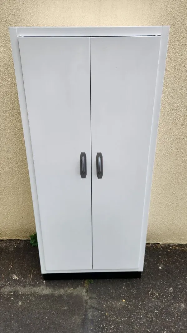 Illustration numéro 3 du produit Armoire en métal industriel Vintage 1960-1970