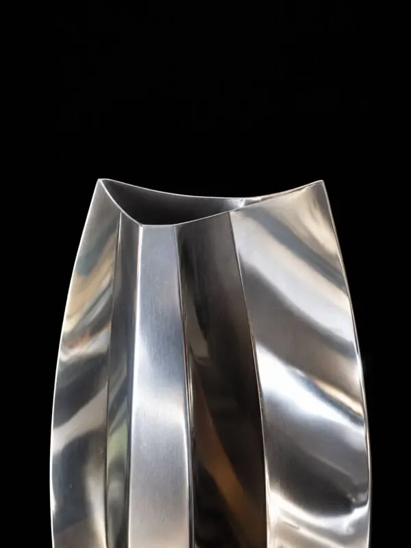 Illustration numéro 3 du produit Grand vase-sculpture signé – acier inoxydable poli miroir –  circa 199