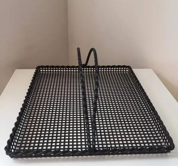 Illustration numéro 3 du produit Plateau de service en tôle ajouré