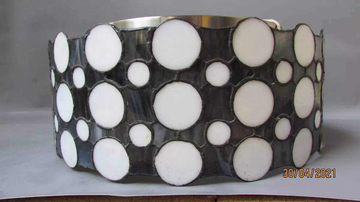 Illustration numéro 3 du produit Suspension vitrail  noir et blanc