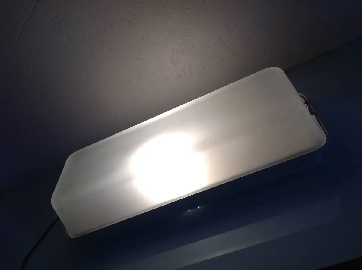 Illustration numéro 3 du produit Applique hublot rectangulaire en verre depoli style industriel/ années 70