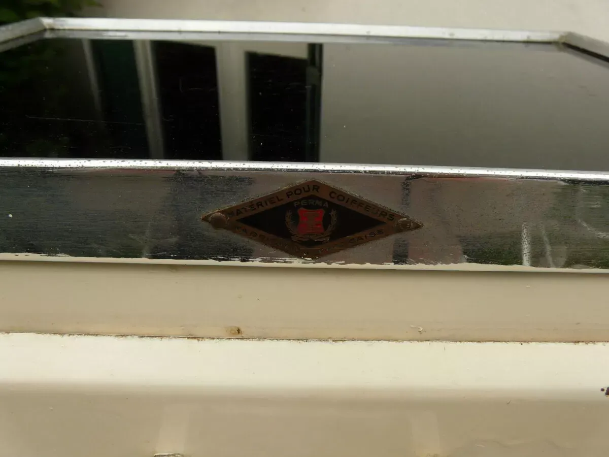 Illustration numéro 3 du produit Meuble de métier coiffeur années 60 en métal