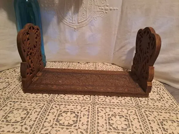 Illustration numéro 3 du produit Support à Livres à poser extensible et repliable en bois des iles sculpté années 1980