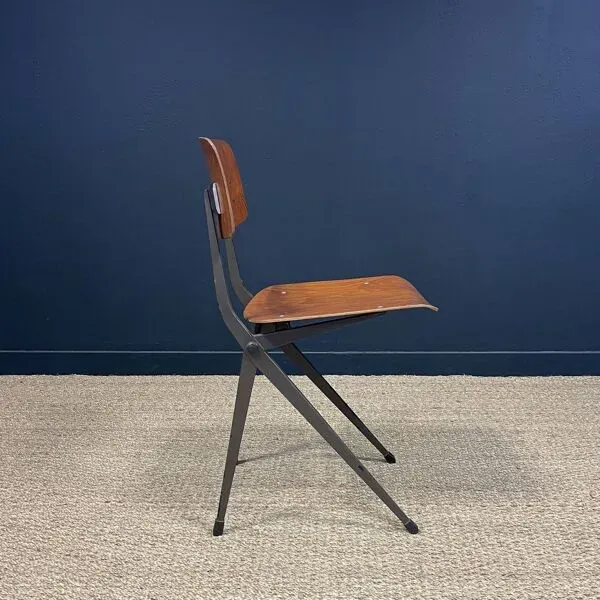 Illustration numéro 3 du produit Chaise Result Friso Kramer pour Ahrend bois acier taupe années 60 Pays Bas