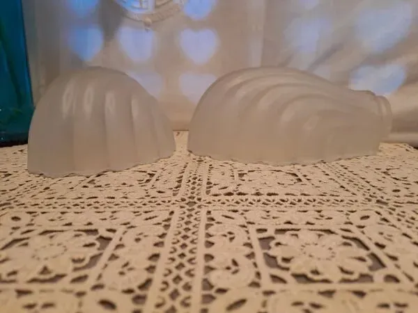 Illustration numéro 3 du produit Paire de globe d'appliques murales de style art déco en verre dépoli france 1930