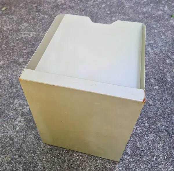 Illustration numéro 3 du produit Trieur à courrier en métal style industriel 1960