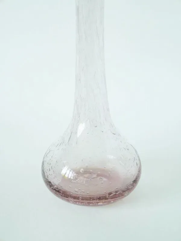Illustration numéro 3 du produit Vse en verre bullé rose, dans le goût de Biot, signé, 1970
