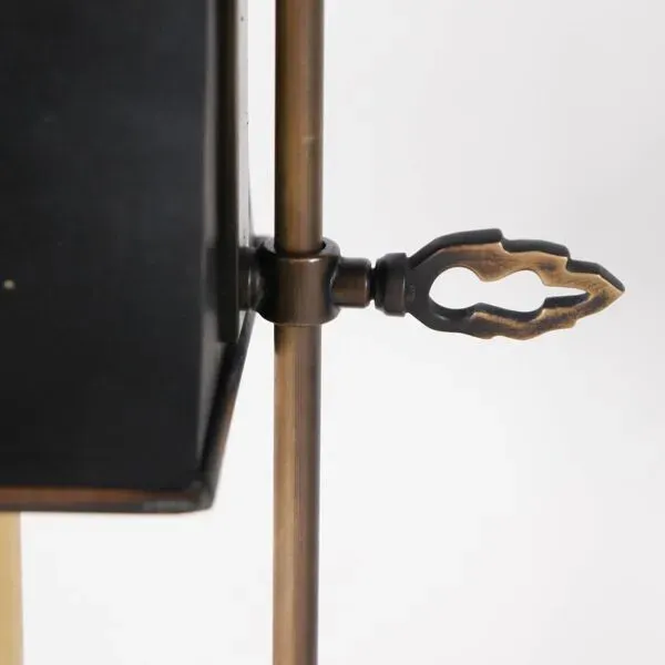 Illustration numéro 3 du produit Paire de lampes « cygnes » en laiton