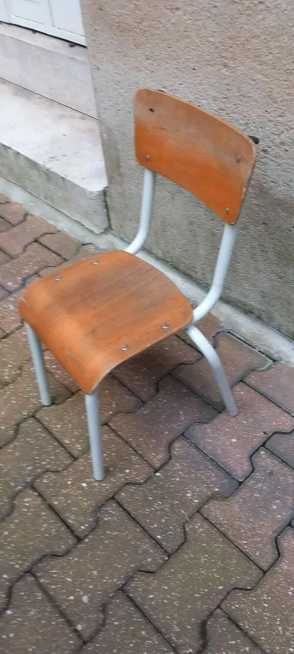 Illustration numéro 3 du produit Chaise vintage d'écolier