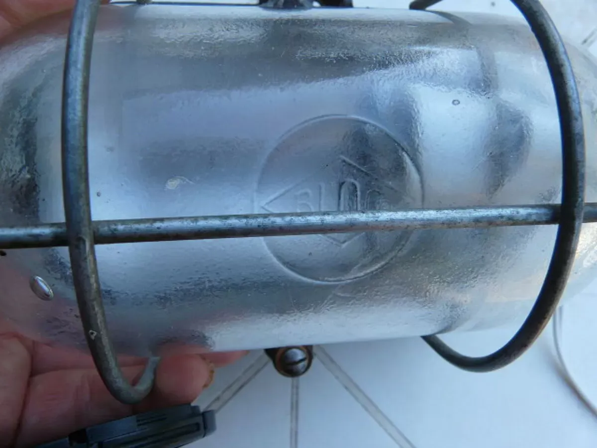 Illustration numéro 3 du produit Applique hublot lampe bakélite et verre avec grille