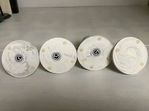 Illustration numéro 3 du produit Quatre bougeoirs en composite de gypse