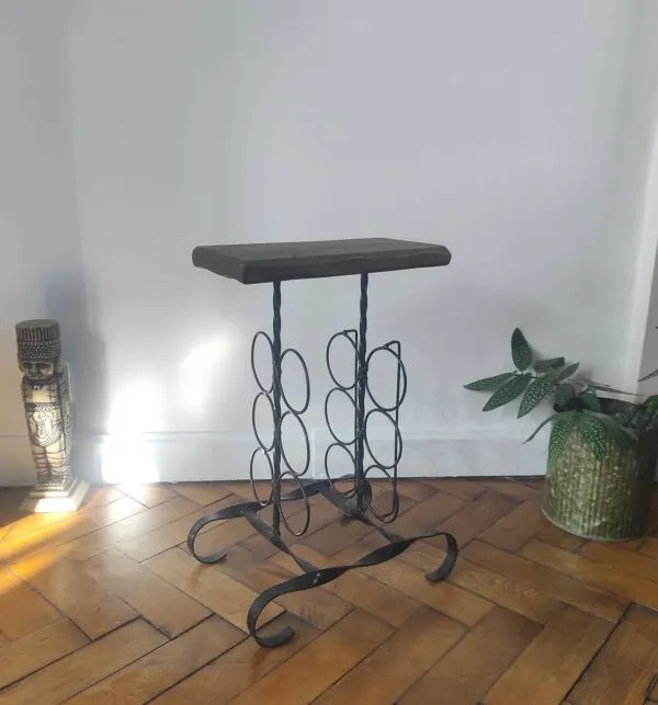 Illustration numéro 3 du produit Table d'appoint, porte-bouteilles brutaliste en fer forgé et bois mass