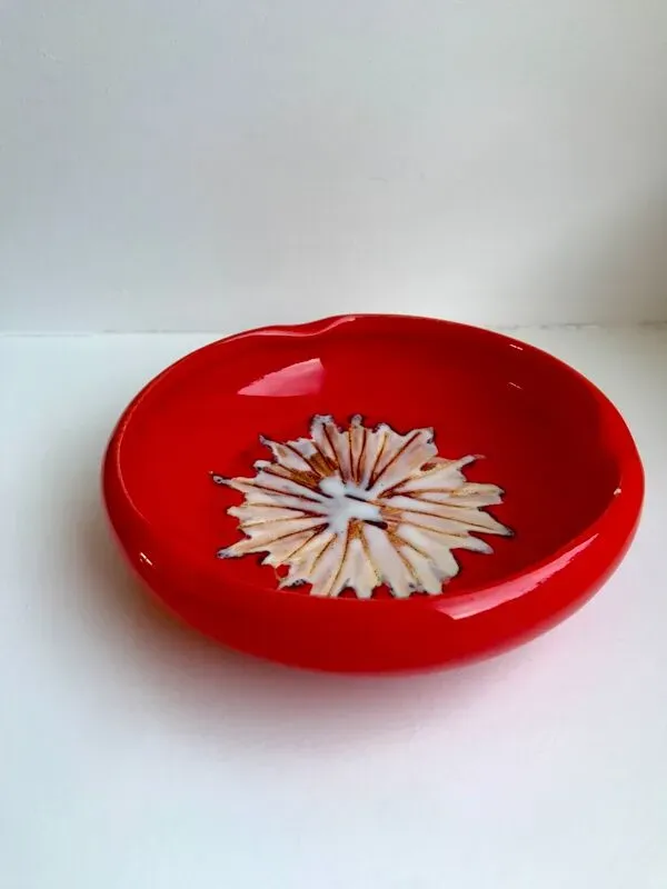Illustration numéro 3 du produit Cendrier en céramique rouge signé Vallauris design années 70