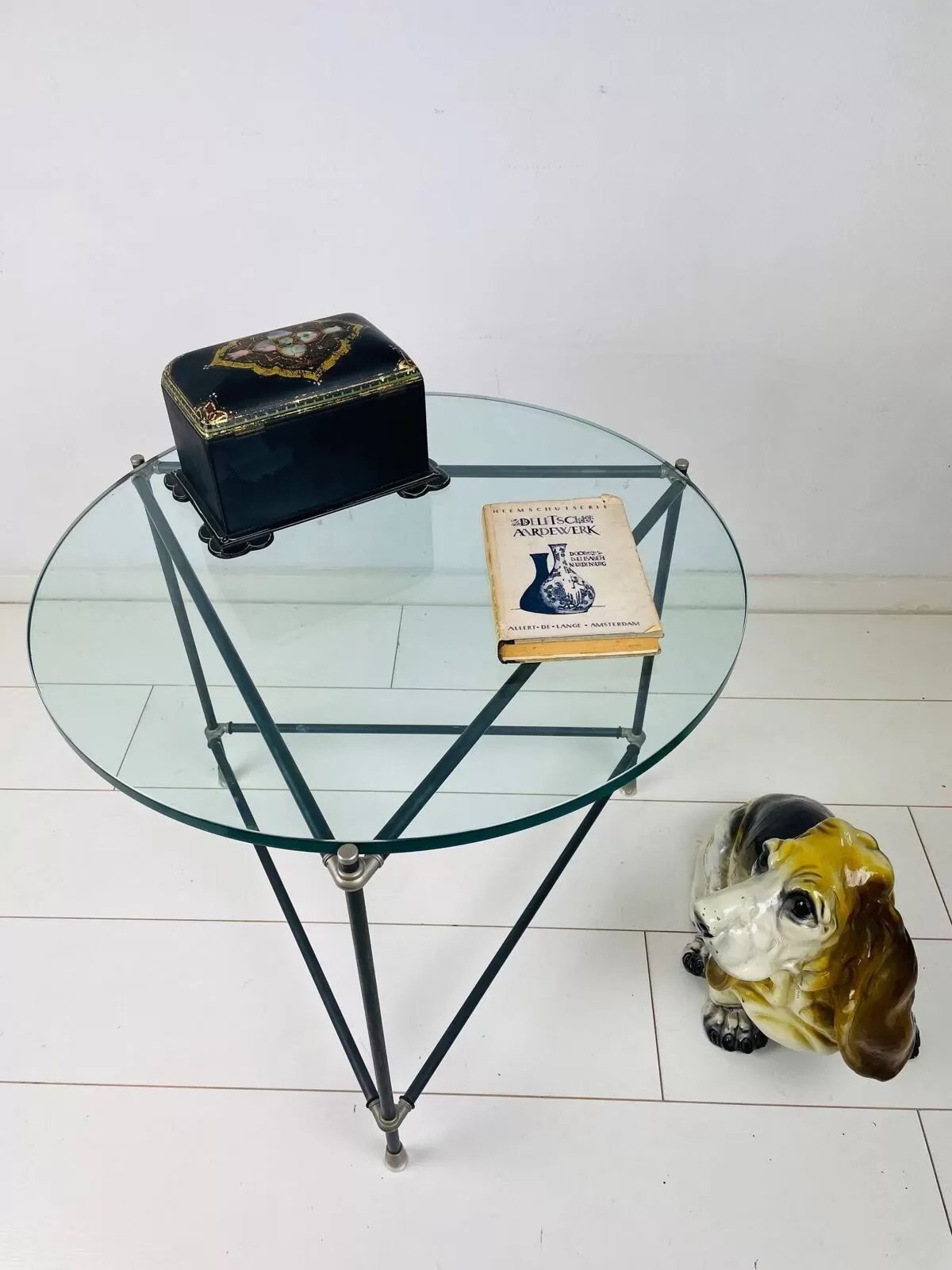 Illustration numéro 3 du produit Table d'appoint ronde vintage. Table basse ronde en verre épais. Table de design industriel robuste.