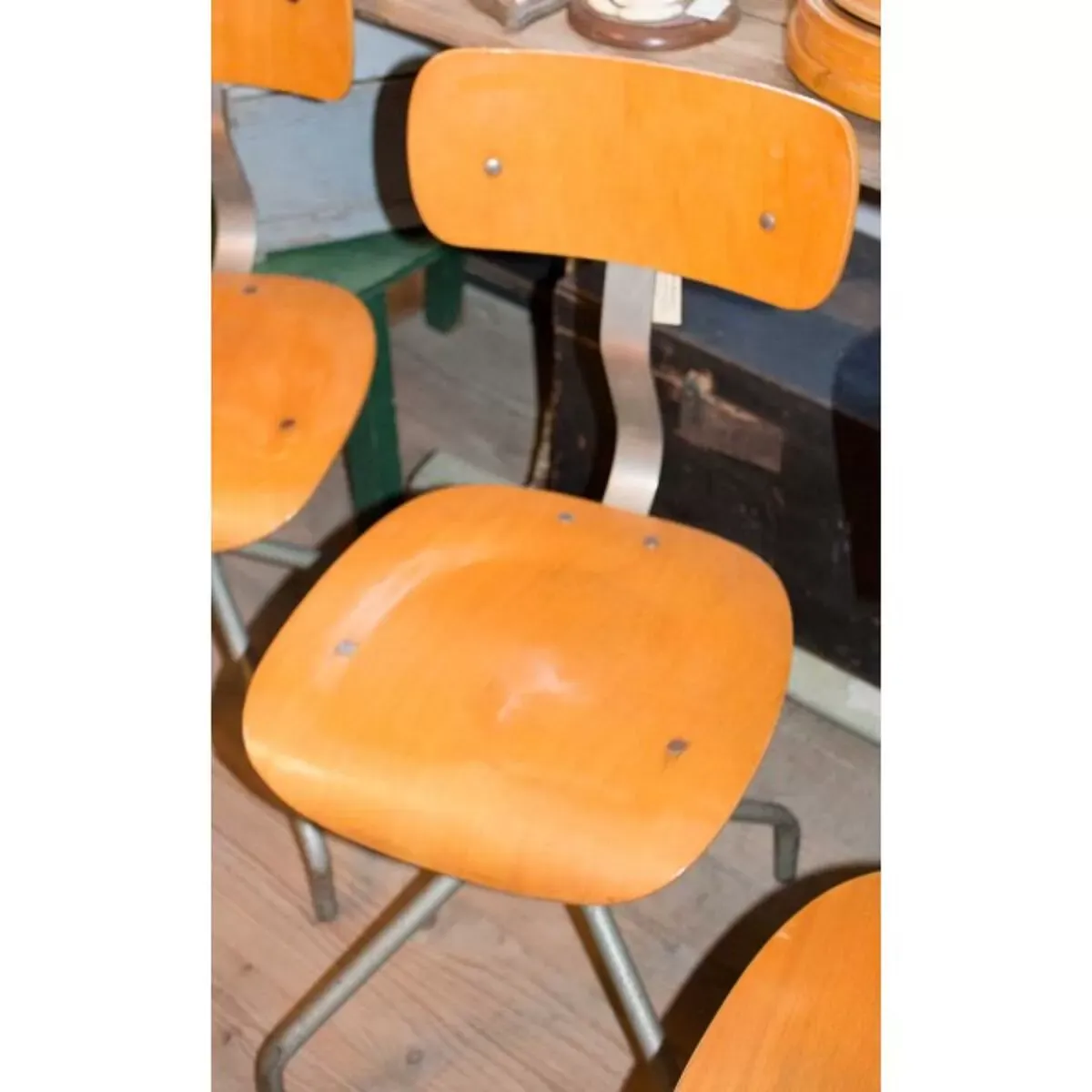 Illustration numéro 3 du produit Chaise industriel metal et bois