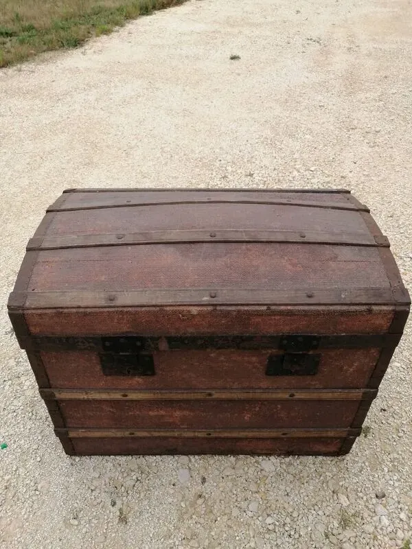 Illustration numéro 3 du produit Malle de voyage ancienne bombee